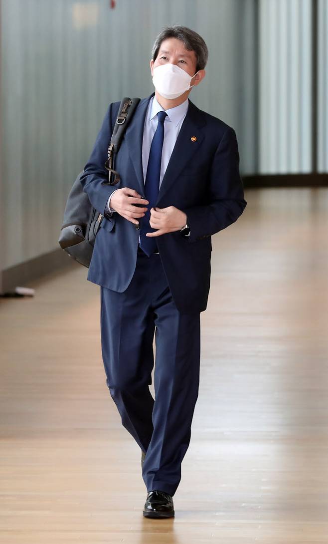 독일 통일행사 참석 등 유럽 순방에 나서는 이인영 통일부 장관이 29일 영종도 인천국제공항 제1여객터미널에서 출국에 앞서 귀빈실로 향하고 있다. (사진=연합제공)