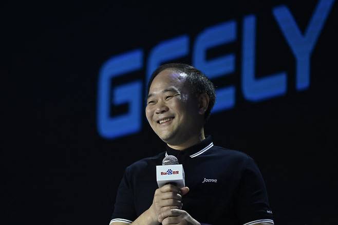 중국 최대 민영 자동차 기업 지리차의 모회사 지리홀딩스가 스마트폰 시장 진출을 선언하며 애플과 삼성에 도전장을 냈다. 사진은 지리차의 리 슈푸 CEO다. (사진= AFP)