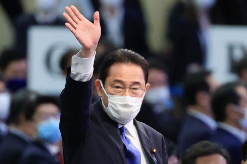 기시다 후미오 자민당 신임 총재가 선거에서 승리 확정 이후 손을 흔들어 화답하고 있다.(사진=AFP)