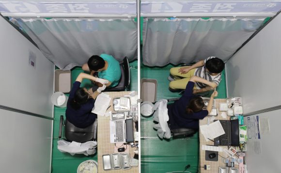 28일 오후 서울 서대문구 북아현문화체육센터에 마련된 백신예방접종센터를 찾은 시민들이 예방 접종을 받고 있다. [사진=뉴스1]