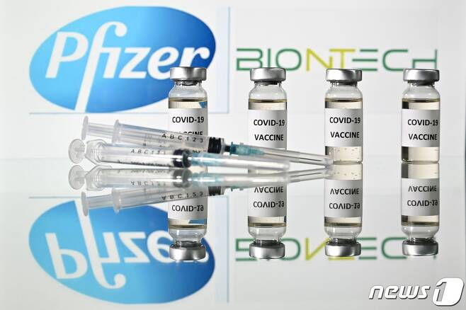 화이자·바이오엔테크의 코로나19 백신. © AFP=뉴스1