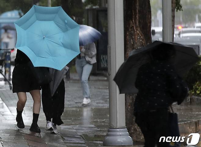 제14호 태풍 '찬투(CHANTHU)'의 영향으로 비바람이 몰아치는 17일 오후 울산 남구 삼산동 일대에서 시민들이 우산을 부여잡고 걷고 있다. 2021.9.17/뉴스1 © News1 윤일지 기자