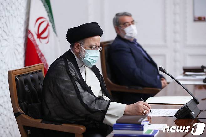 에브라힘 라이시 이란 신임 대통령이 2021년 8월 4일 테헤란에서 코로나19 대응 태스크포스와 회의를 열고 있다. © AFP=뉴스1 © News1 최서윤 기자