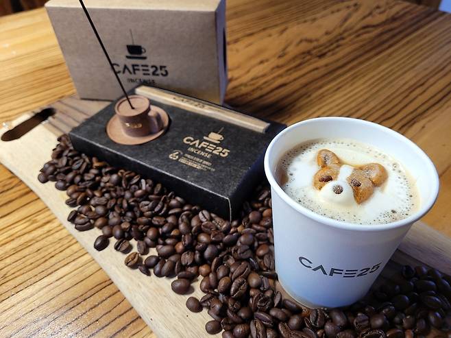 카페25 신상품 마시멜로라떼와 인센스세트(GS리테일 제공)© 뉴스1