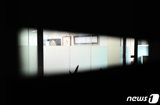 27일 오전 경기도 성남시 분당구 대장동 개발사업 특혜 의혹을 받고 있는 화천대유 자산관리 사무실 입구가 종이로 가려져 있다. 2021.9.27/뉴스1 © News1 김영운 기자