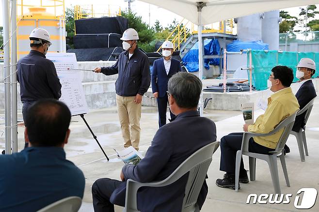 맹정호 서산시장(오른쪽에서 두 번째)이 28일 산폐장 공사현장을 공무원 및 민간전문가와 점검하고 있다.© 뉴스1