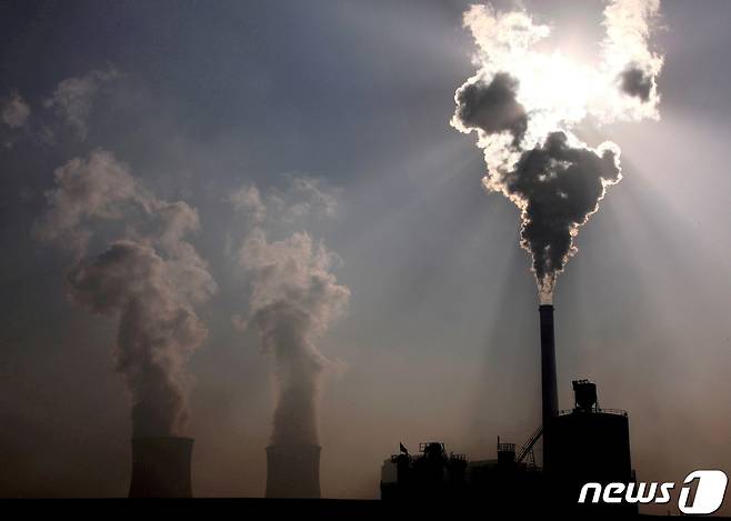 중국이 석탄 부족으로 심각한 전력난을 겪고 있다. 사진은 중국 내몽골 바오터우시의 한 공장 뒤편에 석탄발전소의 모습. © 로이터=뉴스1