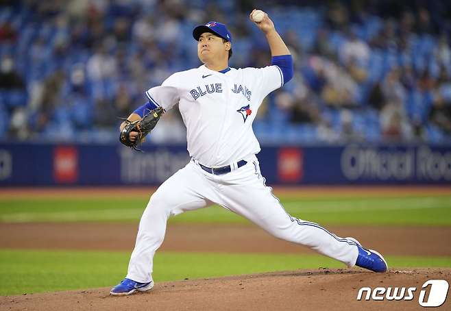 토론토 블루제이스 류현진이 29일(한국시간) 뉴욕 양키스와의 경기에 선발 등판해 투구하고 있다. © AFP=뉴스1