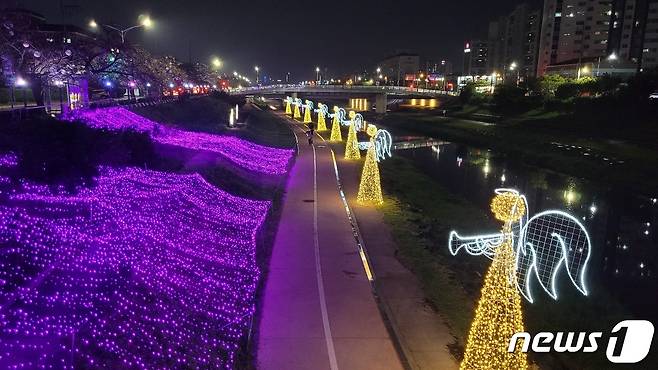 전북 정읍시가 코로나19로 지친 시민들에게 빛으로 위로와 희망을 전하고 침체한 지역 상권에 활력을 불어넣기 위해 ‘정읍천 빛 축제’를 개최한다.© 뉴스1