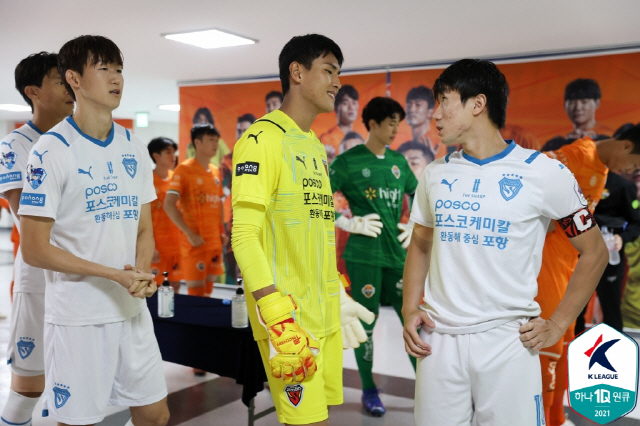 포항 강상우(맨 오른쪽)와 얘기를 나누고 있는 이 준 골키퍼. 사진제공=한국프로축구연맹