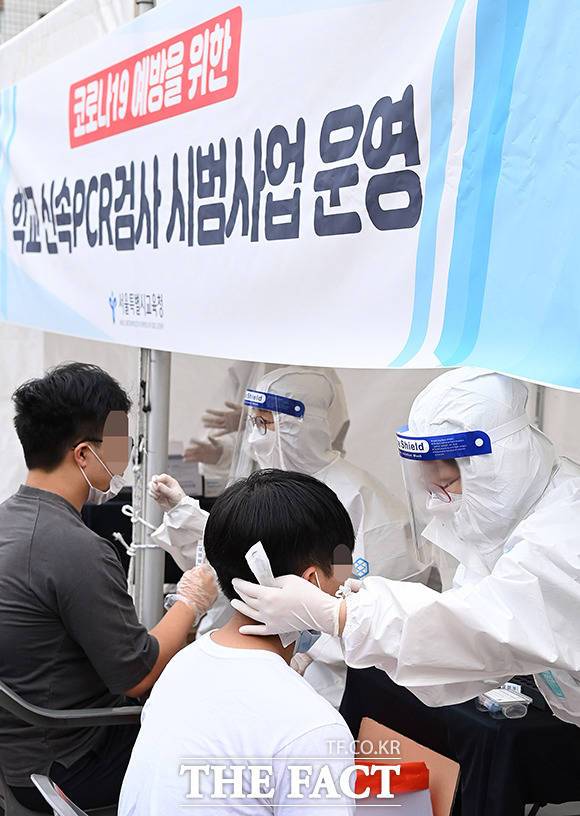 28일 오전 서울 종로구 동성고등학교에서 학생들이 등교하며 코로나19 '신속 자가분자진단 유전자증폭(신속 PCR)' 검사를 받고 있다. /사진공동취재단