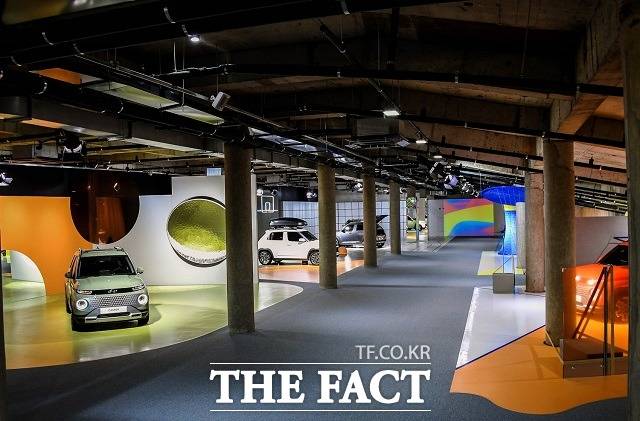 현대차는 29일부터 한 달 동안 경기도 용인 '캐스퍼 스튜디오'에서 캐스퍼를 전시하고, 고객들에게 AR을 이용한 비대면 투어 등 다양한 체험형 서비스를 제공한다. /현대차 제공