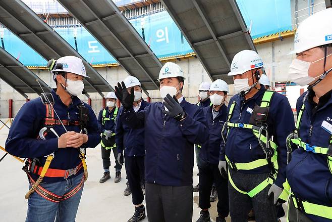 2021년 9월 15일 김형 대우건설 사장이 울산 북항 터미널 건설 현장에서 안전점검을 실시하고 있다. /대우건설