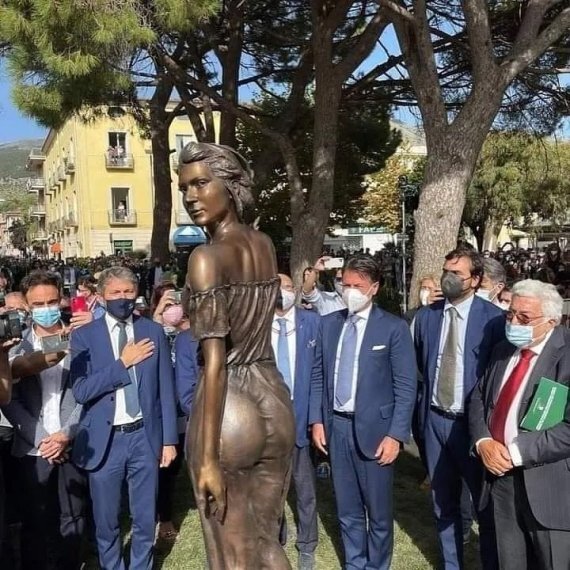 여성의 몸매가 적나라하게 드러났다는 이탈리아의 여성 동상. /사진=로라 볼드위니 의원 인스타그램