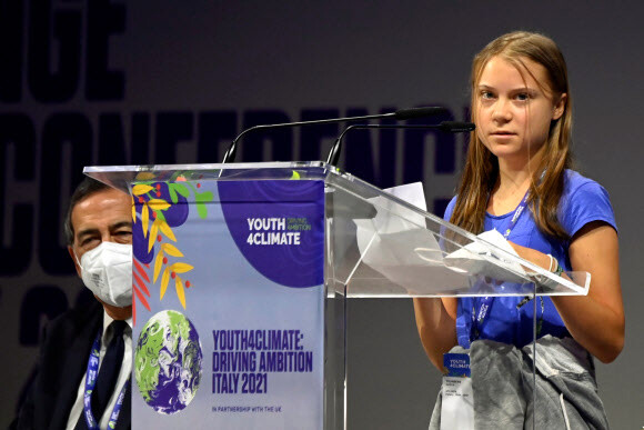 그레타 툰베리가 28일(현지시각) 이탈리아의 밀라노에서 열린 ‘청소년기후정상회의’에서 연설하고 있다. 로이터 연합뉴스