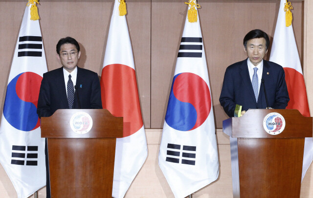 2015년 12월 한-일 위안부 합의 발표 때 기시다 후미오(왼쪽) 당시 일본 외무상의 모습. <한겨레> 자료 사진