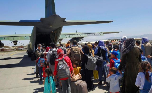 아프가니스탄 현지 조력자와 가족들이 8월 아프가니스탄 카불 공항에서 공군 수송기 탑승을 위해 대기하고 있다. 이들은 한국에 특별기여자 자격으로 입국했다. 공군 제공