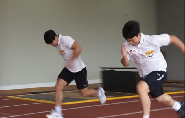 스켈레톤 윤성빈(왼쪽)과 김지수가 28일 강원 평창 올림픽슬라이딩센터의 스타트하우스에서 육상 훈련을 하고 있다. 대한봅슬레이스켈레톤경기연맹 제공