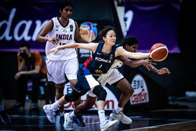 여자농구 대표팀 신지현이 28일 요르단 암만에서 열린 2021 FIBA 여자농구 아시안컵 조별리그 인도와의 경기에서 공 다툼을 벌이고 있다. 국제농구연맹 홈페이지 캡처