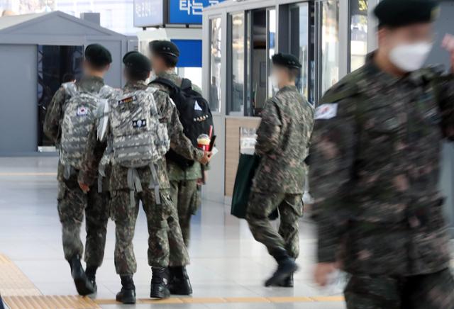 지난해 11월 23일 서울역 대합실에서 장병들이 이동하고 있다. 뉴스1
