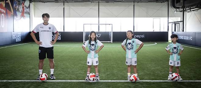 인천 송도의 축구교실에서 만난 이동국과 설아, 수아, 시안(왼쪽부터). 장진영 기자