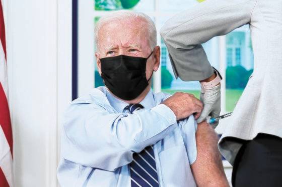 바이든 “제발 백신 맞아라” 부스터샷 생중계 접종