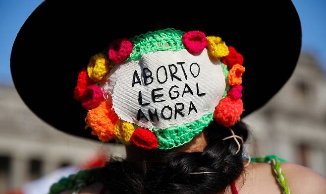 페루 여성이 국제행동의 날인 28일 수도 리마 대법원 앞 정의의 광장에서 낙태죄 폐지를 요구하는 시위에 참가하고 있다. 마스크에