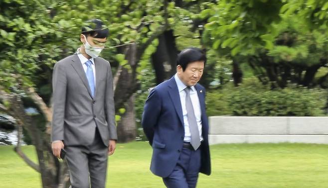 박병석 국회의장(오른쪽)이 29일 오후 언론중재법 관련 여야 지도부 회동을 앞두고 국회 사랑재를 산책하고 있다. 임현동 기자