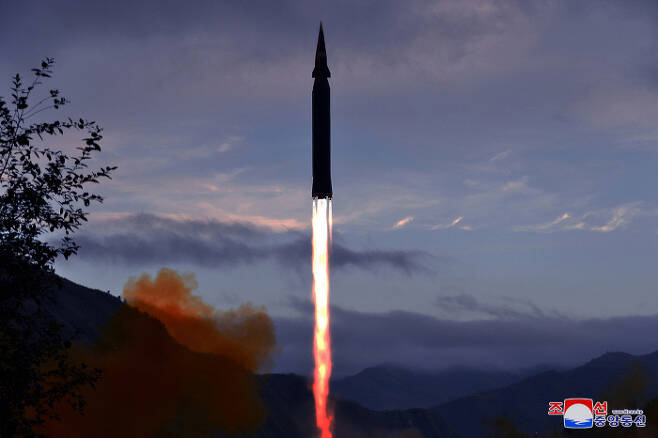 북한이 지난 28일 자강도 룡림군 도양리에서 극초음속 미사일 ‘화성-8형’을 시험발사하는 모습을 조선중앙통신이 29일 보도했다. 연합뉴스
