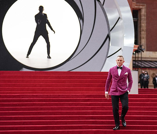 배우 대니얼 크레이그가 28일(현지시간) 25번째 ‘007 시리즈’이자 그의 마지막 임무를 담은 신작 ‘노 타임 투 다이’의 시사회가 열린 영국 런던 로열 앨버트 홀의 레드카펫을 밟고 있다. AP