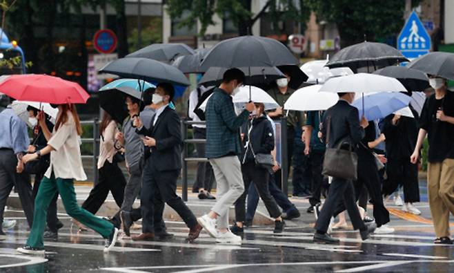 서울 종로구 광화문 네거리에서 우산 쓴 시민들이 출근하고 있는 모습. 뉴스1