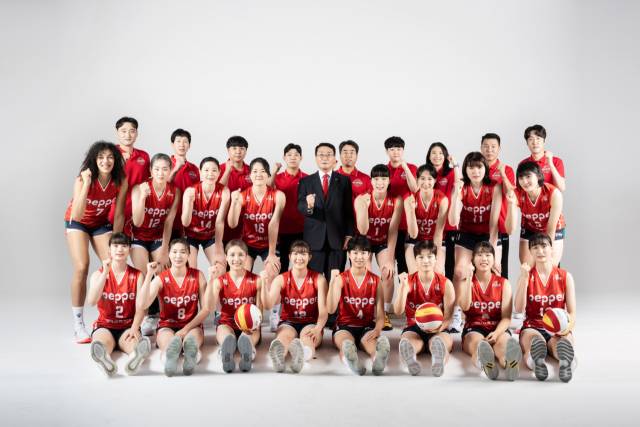 AI페퍼스 배구단 선수 및 코치진 단체사진. /사진 제공=페퍼저축은행