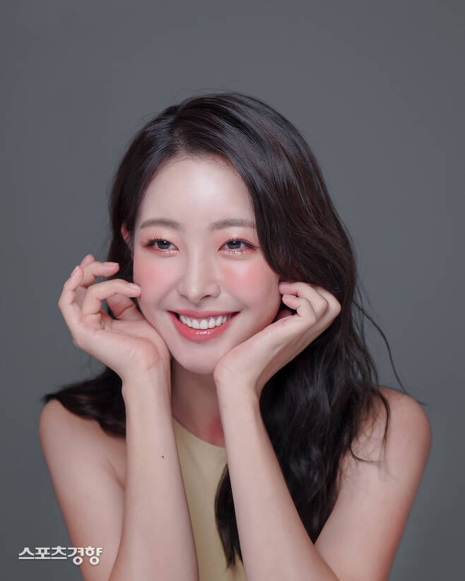 Actor Ko Won-hee showed off his charm through the photo behind-the-scenes photos.On the 29th, Gowon Hees management agency management district unveiled the behind-the-scenes cut of the recent color makeup brand photo shoot.In the photo, Gowon Hee showed off her beauty by digesting the concept of 180 degrees.It creates an elegant yet mysterious atmosphere with dark smokey makeup, and it emits pleasant energy with bold color makeup and fresh smile.Ko Won-hee is the youngest person in the 11th stage of martial arts and the youngest son of photon Lee Kwang-tae in the KBS2 weekend Drama OK Photos.I want to continue to show more and more diverse aspects without resting, Ko Won-hee said through his agency.Gowon Hee, who has just finished the Drama, plans to digest the schedule of advertisements and pictorials and search for the next work.