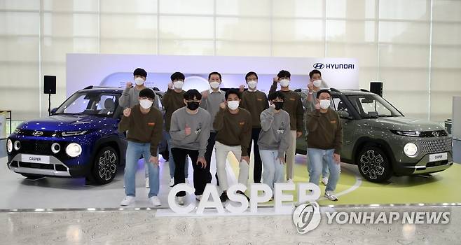 광주시청에 캐스퍼 전시관 개장 (광주=연합뉴스) 조남수 기자 = 29일 오전 광주시청 시민 홀에서 열린 캐스퍼 차량전시관 오픈 행사에서 이용섭 광주시장과 참관 대학생들이 기념 촬영하고 있다. iso64@yna.co.kr