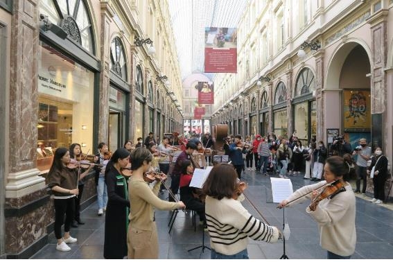 지난 28일 브뤼셀 시내에서  '발트앙상블'이 연주를 하는 모습. [주벨기에한국문화원 제공. 재판매 및 DB 금지]