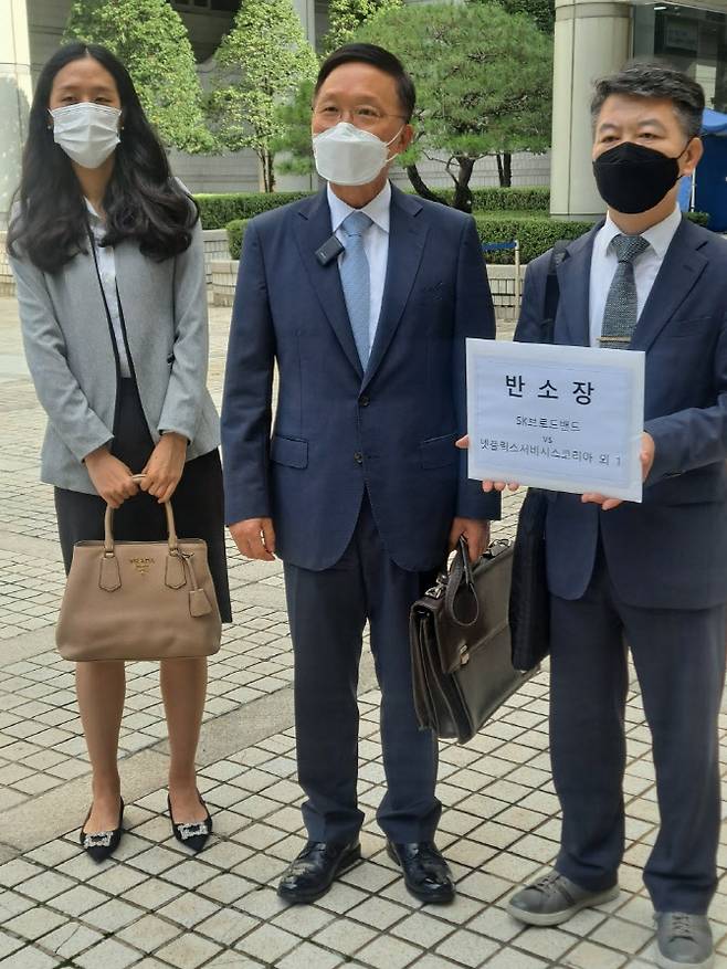 기자들의 질문에 답하고 있는 법무법인(유)세종 김현이 변호사(왼쪽)와 강신섭 대표변호사(가운데). 사진=김현아 기자