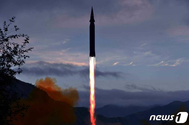 (평양 노동신문=뉴스1) = 북한이 새로 개발했다는 극초음속미사일의 시험발사 장면을 지난 29일 공개했다. 노동당 기관지 노동신문은 이 미사일의 이름이 '화성-8'형이라며 관련 사진을 보도했다. 우리 군은 전날 북한이 '단거리 미사일'을 발사한 것으로 추정된다는 분석 결과를 내놓은 바 있다. [국내에서만 사용가능. 재배포 금지. DB 금지. For Use Only in the Republic of Korea. Redistribution Prohibited] rodongphoto@news1.kr