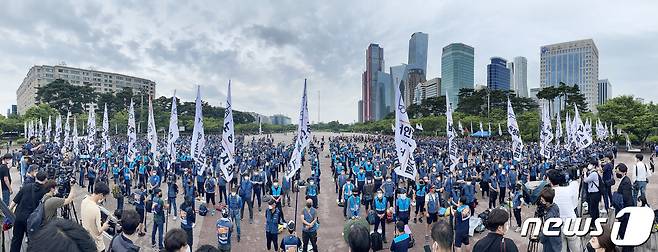 15일 오후 서울 영등포구 여의도공원에서 전국택배노동조합원들이 택배 노동자들의 과로사 문제 해결을 촉구하는 집회를 하고 있다. 2021.6.15/뉴스1 © News1 조태형 기자