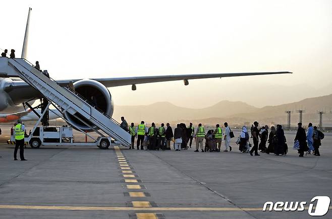 미국인 등 승객 200명이 지난 9일(현지시간) 아프가니스탄 카불 공항에서 카타르 항공 소속 여객기에 오르고 있다. 지난달 30일 밤 11시59분 마지막 미 군 수송기가 떠난 이후 첫 탈출 비행이다. © AFP=뉴스1 © News1 안은나 기자