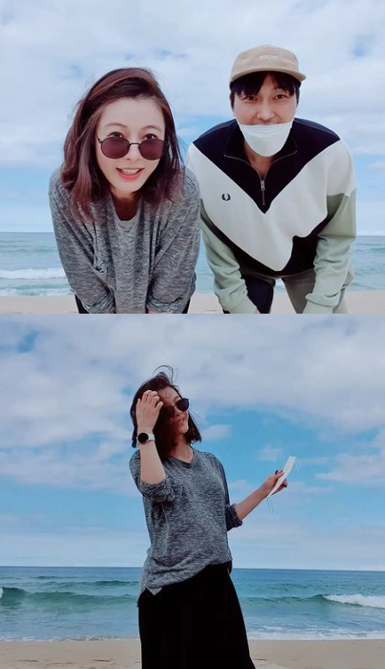 Actor Yoon So-yi, who is pregnant, has reported on her recent situation.On the 30th, Yoon So-yi posted several photos on his instagram along with a hashtag called Gangwondo Sea, Pre-mam, Pre-Pappa and Healing.In the photo, Yoon So-yi enjoys the view of the Autumn Sea with Husband Cho Sung-yoon. The couples bright expression and friendly two-shot stand out.In particular, Yoon So-yi boasted a visual without a book, even though it was full.Meanwhile, Yoon So-yi and Cho Sung-yoon married in 2017 and reported on pregnancy in four years after marriage on the 13th.