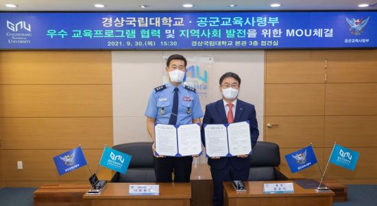 경상국립대학교 권순기 총장(오른쪽)과 공군교육사령부 박한주 사령관이 업무협약을 체결하고 있다.