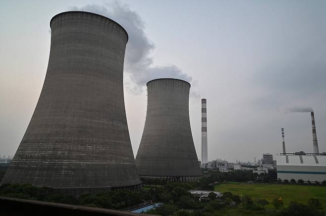 <YONHAP PHOTO-4505> 전력난 속 석탄 비축분 바닥난 중국      (상하이 AFP=연합뉴스) 28일 중국 상하이에 있는 우징 석탄 화력발전소 전경. 중국이 최근 10년 새 최악의 전력난에 시달리는 가운데, 주요 발전소의 석탄 재고량이 향후 2주 버틸 정도만 남아있다고 홍콩 사우스차이나모닝포스트(SCMP)가 29일 보도했다.        leekm@yna.co.kr/2021-09-29 18:21:45/ <저작권자 ⓒ 1980-2021 ㈜연합뉴스. 무단 전재 재배포 금지.>