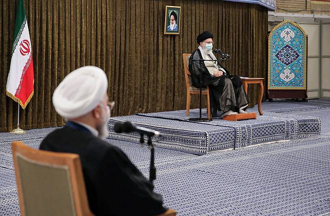 이란 최고지도자 아야톨라 세예드 알리 하메네이(오른쪽)가 28일(현지시간) 테헤란에서 이임하는 하산 로하니 대통령(왼쪽)과 각료들을 접견하고 있다. 2021.07.28/연합뉴스