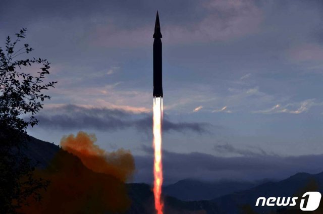 북한이 새로 개발했다는 극초음속미사일의 시험발사 장면을 29일 공개했다. 노동당 기관지 노동신문은 이 미사일의 이름이 ‘화성-8’형이라며 관련 사진을 보도했다. 우리 군은 전날 북한이 ‘단거리 미사일’을 발사한 것으로 추정된다는 분석 결과를 내놓은 바 있다.