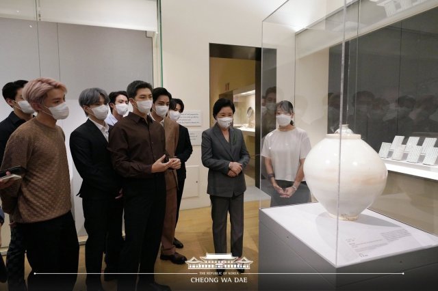 미국 뉴욕 메트로폴리탄 미술관 한국실을 찾은 방탄소년단 / 사진제공=청와대