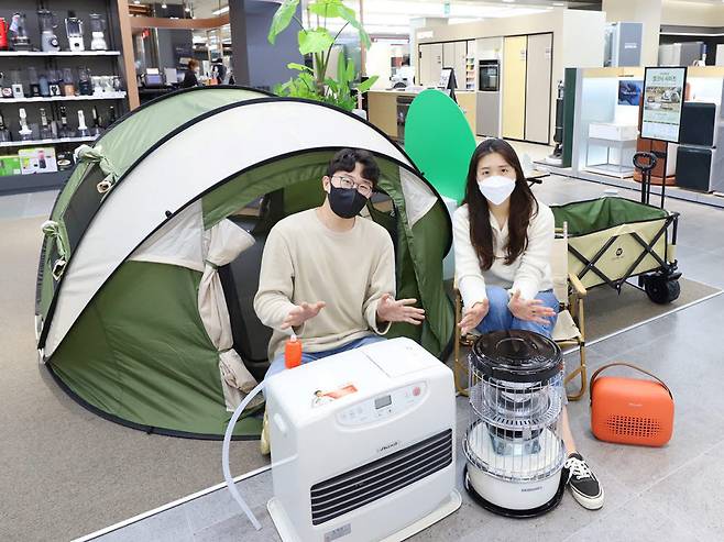 롯데하이마트 대치점에서 모델들이 캠핑용 히터 제품을 선보이고 있다.