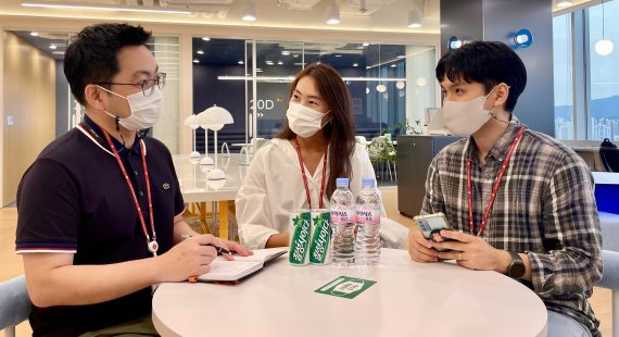 롯데칠성음료가 서울 서부권역에 마련한 거점 오피스에서 직원들이 회의를 하고 있다. (사진=롯데칠성)