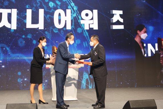 구자열 LS그룹 회장(오른쪽)이 9월 29일 전북 전주에서 열린 제2회 지니포럼에서 지니어워즈를 수상하고 있다. LS그룹 제공
