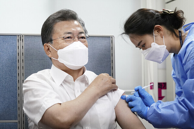 문재인 대통령이 지난 3월 23일 코로나19 아스트라제네카 백신을 맞는 모습. 청와대 제공