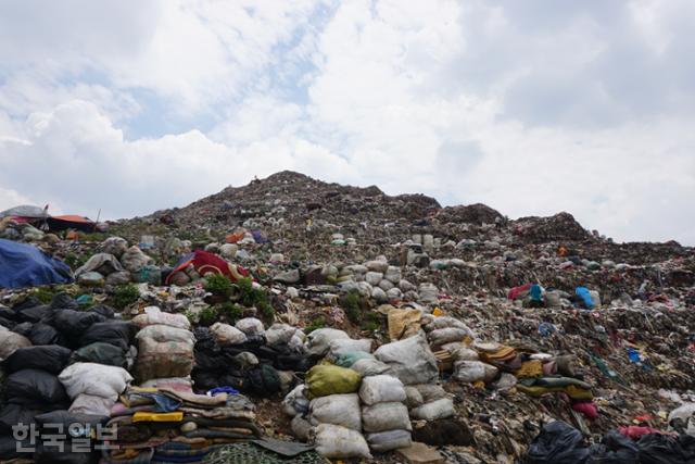 인도네시아 서부자바주 브카시의 반타르 그방 통합쓰레기처리장 쓰레기산 중턱에서 바라본 정상. 브카시=고찬유 특파원